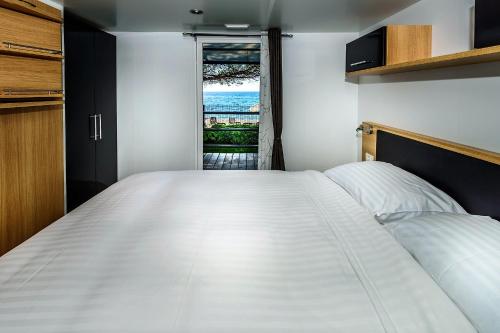 Comfort Two-Bedroom Mobile Home with Sea View image 8