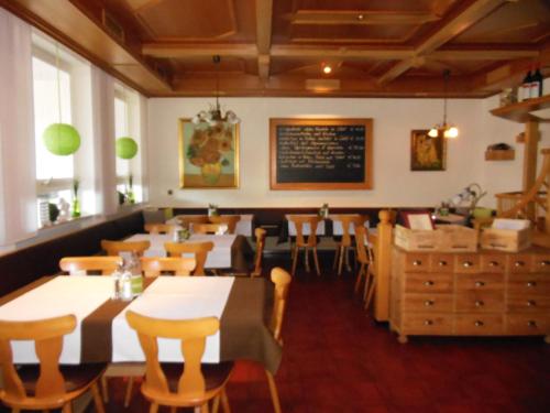 餐廳, Hotel & Restaurant Zum Ochsen -Ox Distillery in 赫斯巴赫