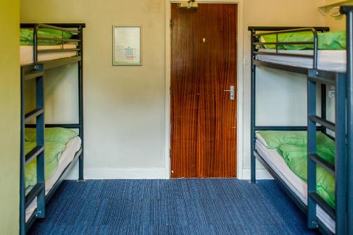 Dormitory Room with Shared Bathroom (6 Adults)