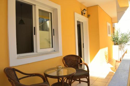 Raph's Studios-Apts By The Sea 4