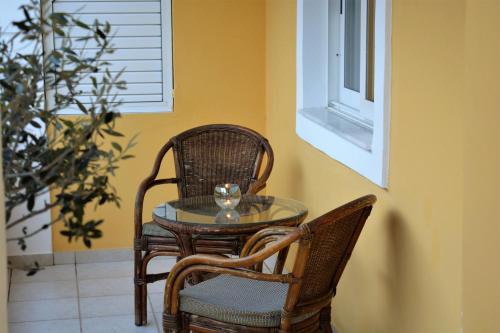 Raph's Studios-Apts By The Sea in Nea Kidonia