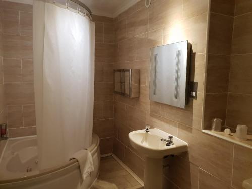 Ascot Hotel - image 2