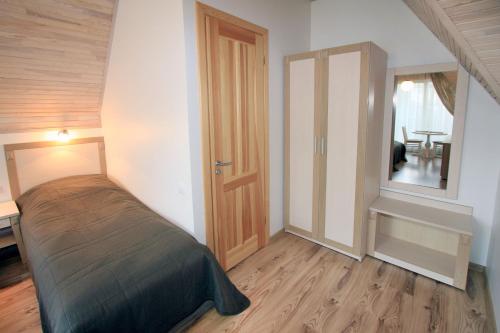 Triple Room with Balcony image 3