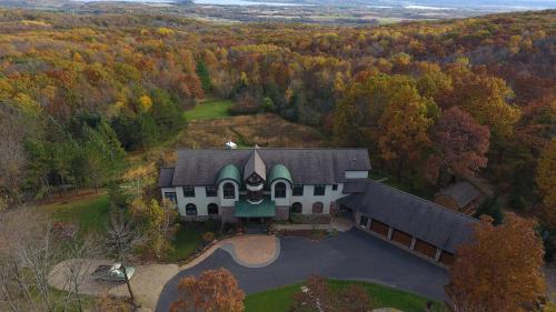 B&B Baraboo - INN AT WAWANISSEE POINT - Bed and Breakfast Baraboo