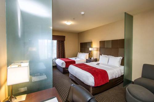 Comfort Suites Kelowna Ideally located in the Rutland area, Comfort Suites Kelowna promises a relaxing and wonderful visit. Offering a variety of facilities and services, the property provides all you need for a good night