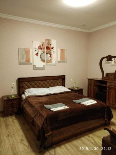 1 queen bed, 3 sofa beds