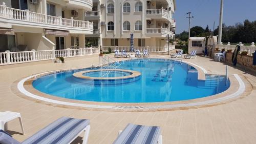 Beautiful 1 bed apt, walking distance to sea RA