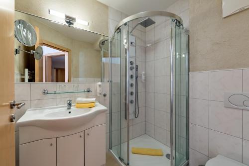 2 bedrooms, 4 beds