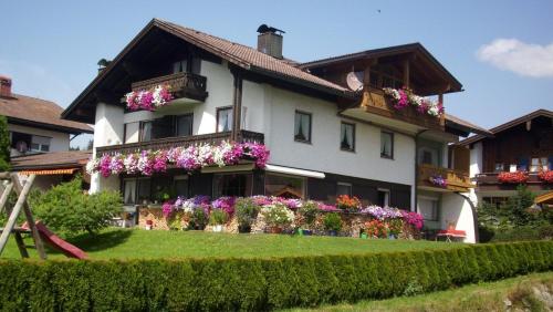 Haus Enzian - Annehmlichkeiten von 4-Sterne Familien-und Wellnesshotel Viktoria können mitgenutzt werden - Apartment - Oberstdorf