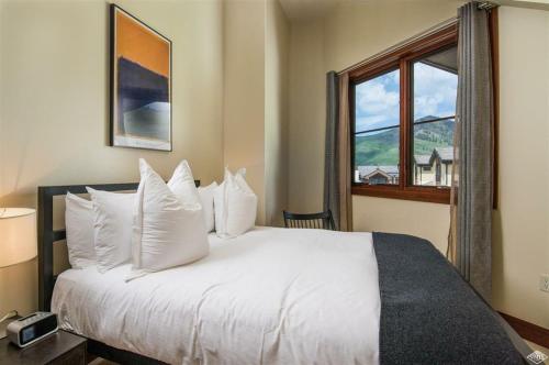Deluxe Two-Bedroom Apartment