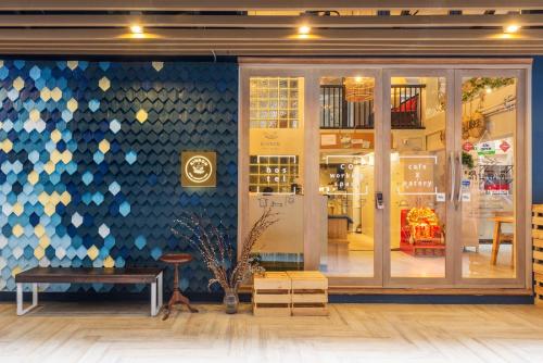 Kinnon Deluxe Hostel Coworking Cafe, Bangkok
