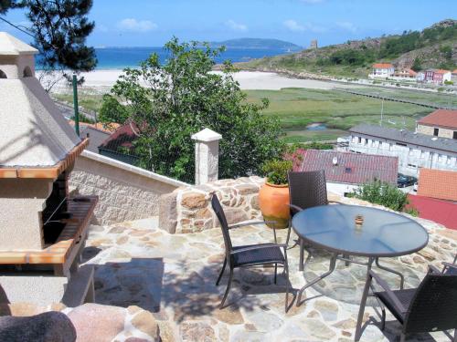  Apts Playa Monte Pindo, Pension in O Pindo