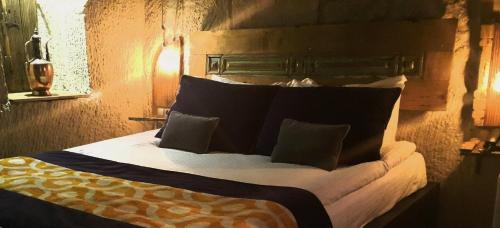 Elaa Cave Hotel Located in Urgup City Center, Elaa Cave Hotel is a perfect starting point from which to explore Urgup. The property has everything you need for a comfortable stay. Service-minded staff will welcome an