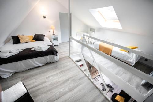 1 double bed, 1 twin bed