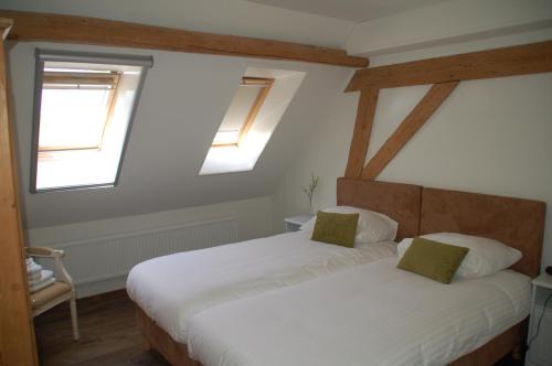 2 twin beds