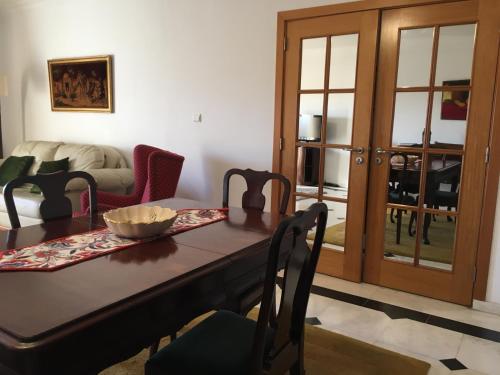 ห้องส่วนกลางสำหรับนั่งเล่น/ดูทีวี, Apartamento novo muito confortável com vista Rio (Apartamento novo muito confortavel com vista Rio) in อัลเกส