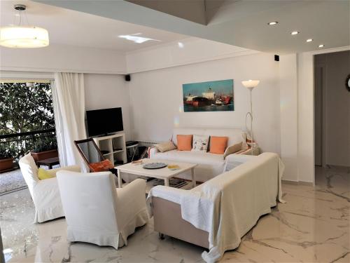 Cozy Three Bedroom Apartment in Varkiza