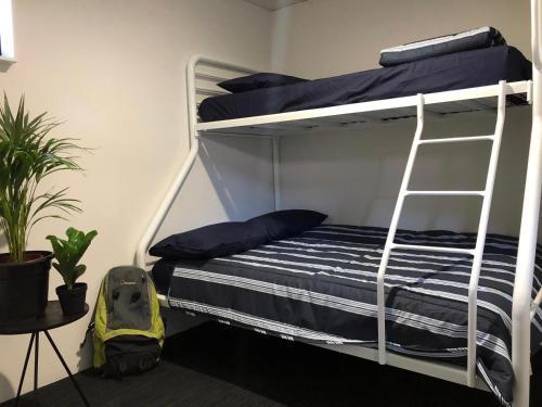 Spinners Hostel – Perth, IL