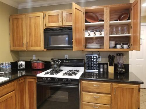 CLOSE TO STRIP, Very Private, GATED, Huge Floorplan, WIFI, Washer&Dryer in East of The Strip