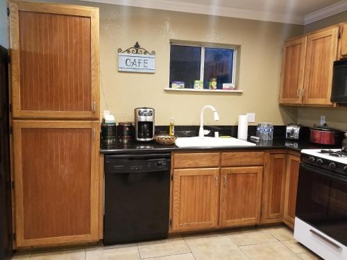 CLOSE TO STRIP, Very Private, GATED, Huge Floorplan, WIFI, Washer&Dryer in East of The Strip