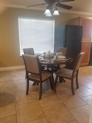 CLOSE TO STRIP, Very Private, GATED, Huge Floorplan, WIFI, Washer&Dryer in East of The Strip