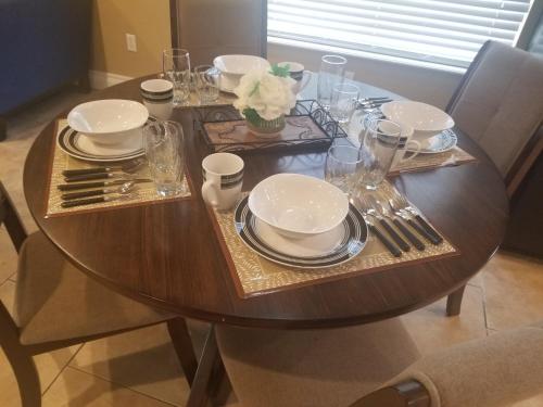 CLOSE TO STRIP, Very Private, GATED, Huge Floorplan, WIFI, Washer&Dryer in East of The Strip