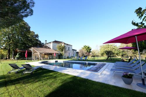 Belle demeure familiale avec piscine proche St Emilion - Accommodation - Bossugan