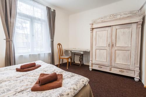 2 twin beds