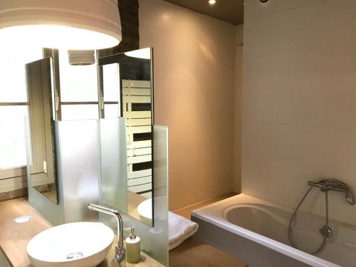 Beautiful duplex in the center of Paris - image 13