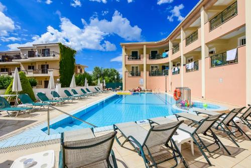 Apartment with Pool View 