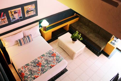 2 queen beds, 1 sofa bed