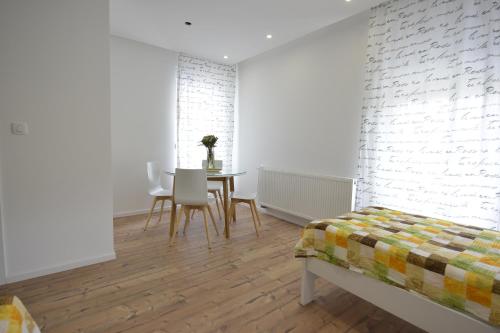 Villa Flower with Free Onsite Parking - image 10