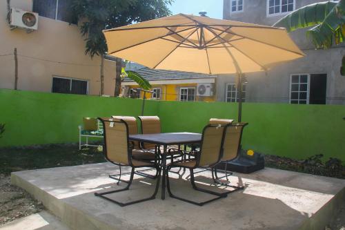Wild Palm Villa Cozy 2BR/1BA Bungalow w/ Backyard Oasis
