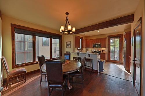 Mountain Terrace Townhouse - image 3