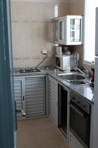 מטבח, City Apartment sur le port de Mahdia Free Wifi in מחאדיה