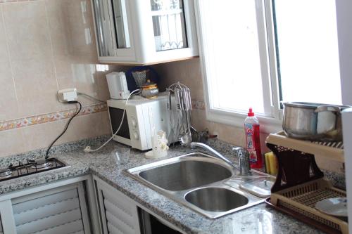 מטבח, City Apartment sur le port de Mahdia Free Wifi in מחאדיה
