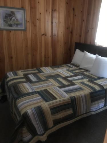Chalet Motel - image 3