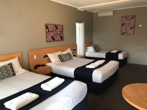 2 queen beds, 1 twin bed