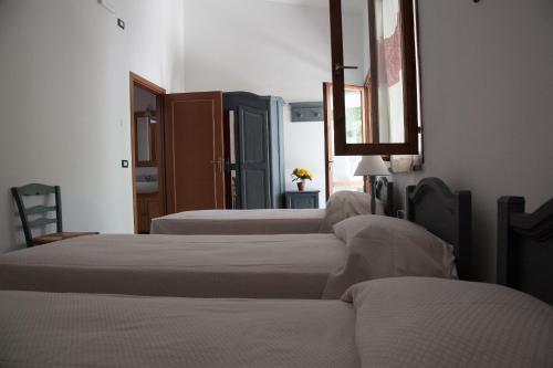 1 queen bed, 1 twin bed