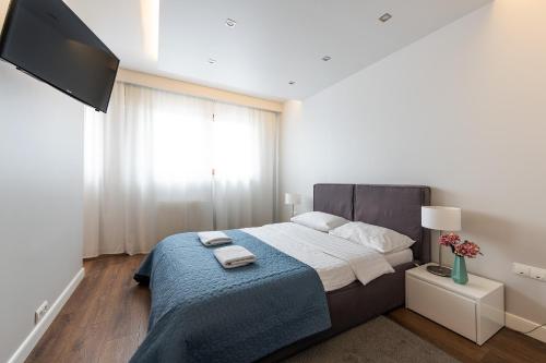 1 queen bed, 1 sofa bed