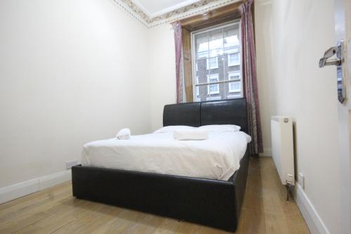 Spacious Double Room Moments From Paddington | Hyde Park | Bayswater, , London