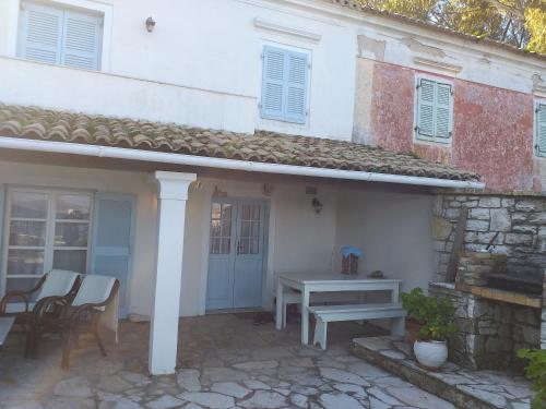  Yannys beach house in Kassiopi