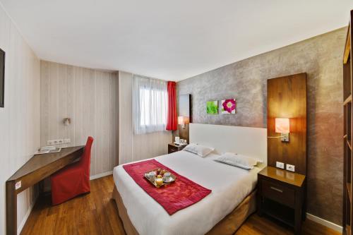 urban by balladins Villejuif Set in a prime location of Villejuif, Hôtel balladins Superior Villejuif puts everything the city has to offer just outside your doorstep. The property has everything you need for a comfortable stay.