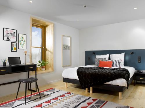 1 queen bed, 1 sofa bed