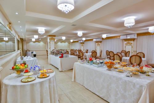 Golden Lis Hotel Boutique Golden Lis Hotel Boutique is a popular choice amongst travelers in Goiania, whether exploring or just passing through. The property has everything you need for a comfortable stay. Service-minded staff