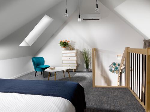 1 queen bed, 1 sofa bed