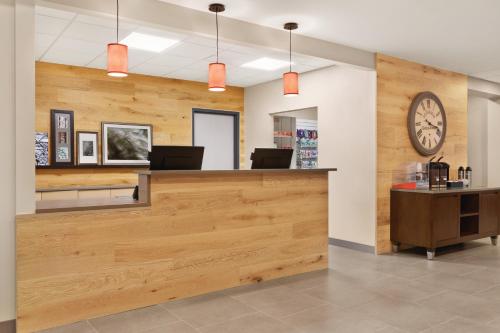 大堂, 貝爾維爾麗怡酒店 (Country Inn & Suites by Radisson, Belleville, ON) in 貝爾維爾
