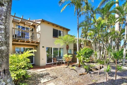 . Resort Style The Oasis Resort Villa 7 2 Landsborough Pde