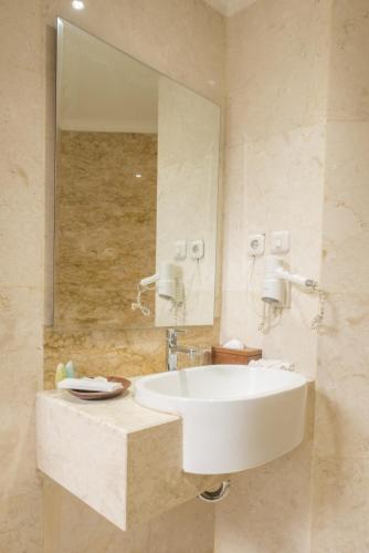 Lorin Syariah Hotel Solo Room Type - Deluxe King Room