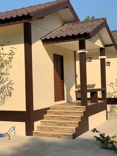 SUNRAY Guesthouse สุนันท์บ้านพักริมคลอง in Uthai Thani